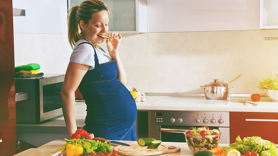 Εγκυμοσύνη: Τι πρέπει να τρώει η γυναίκα σε κάθε τρίμηνο κύησης